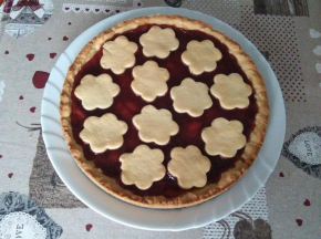 Crostata con mandorle e confettura di fragole e ribes rosso