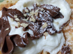 Waffel con ricotta, nutella e noccioline