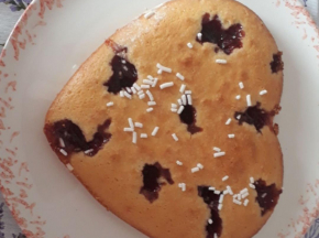 Torta leggera con marmellata e granella di zucchero