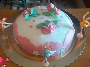 Torta con decorazione in pasta di zucchero