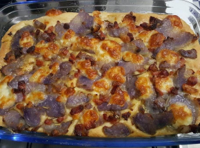 Pizza alta con patate viola, pancetta e rosmarino