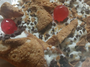 Cannolo scomposto con ciliegie candite