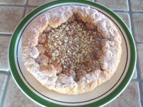 Crostata con confettura di pesche, amaretti e mandorle