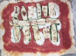 Pizza margherita con zucchine