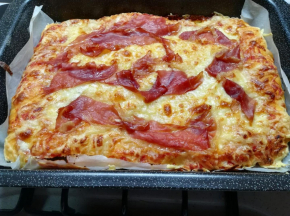Pizza alta in teglia con formaggi e prosciutto crudo