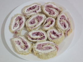 Rotolo di frittata con prosciutto e philadelphia
