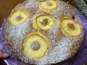 Torta di mele con gocce di marmellata