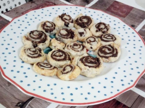 Girelle con crema pan di stelle e gocce di cioccolato
