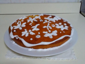 Torta semplice decorata con ghiaccia reale