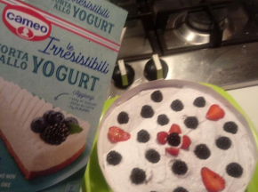 Torta allo yogurt con more e fragole