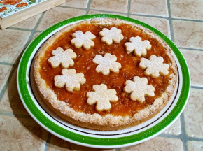 Crostata con confettura di albicocche e noci