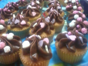 Cupcakes con frosting al cioccolato