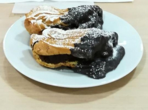 Bignè con crema pasticcera al cioccolato