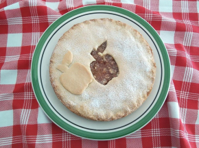 Crostata ripiena con noci e confettura di mele selvatiche