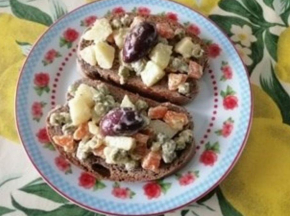 Pane di segale con insalata russa