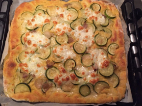 Focaccia zucchine e mozzarella