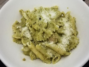 Pasta con pesto di rucola e tonno