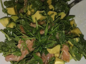 Insalata con rucola, salmone e avocado