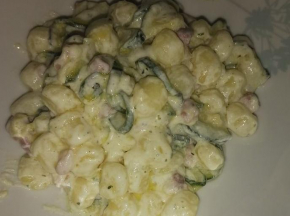 Gnocchi con zucchine, panna e pancetta