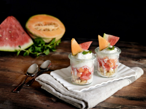 Dessert con  frozen yogurt, anguria e melone