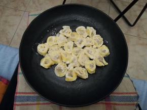 Tortellini con la panna ed erbe profumate