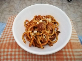 Bucatini al ragù mediterraneo