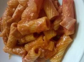 Tortiglioni con sugo alla pancetta