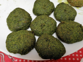 Polpette di spinaci e tonno cotte nella friggitrice ad aria