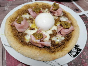 Pizza a lunga lievitazione con pesto di pistacchio, mortadella e burrata