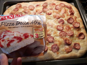 Pizza alta bianca mozzarella e wurstel