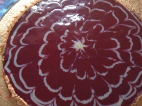 crostata al cioccolato bianco con salsa ai frutti di bosco