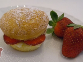 Tortine al limone con crema e fragole