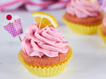 Cupcake al limone con frosting alla fragola