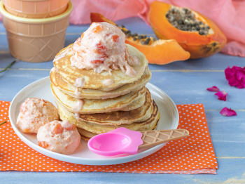 Pancakes con frozen yogurt alla papaya