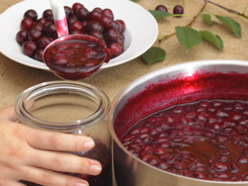 Dolci conserve: amarene sciroppate e sotto spirito