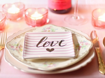 Come apparecchiare la tavola per la cena più romantica dell’anno