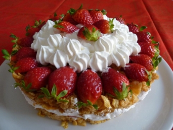 TORTA AI CORNFLAKES E FRAGOLE (firma la video ricetta di DOCIDEE: IT)