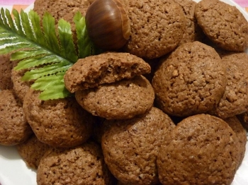 Biscotti al cacao con castagne e amaretti