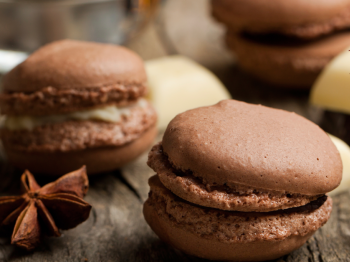 Macarons con coppette di zabaione