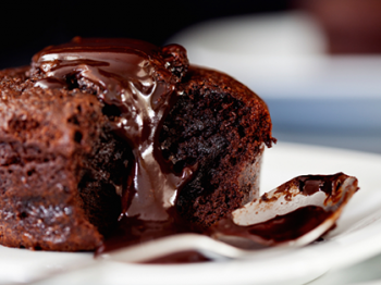 Tortino morbido al cioccolato e meringhe al cioccolato