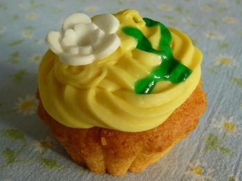 Cupcake con carote e mandorle all'acqua e frosting al limone