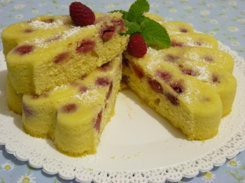 Torta ai lamponi con yogurt al cocco, senza grassi, cotta nel microonde....
