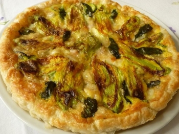 Quiche veloce con prosciutto, mozzarella, zucchine e fiori
