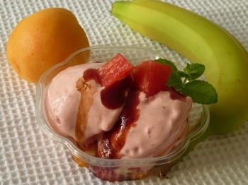 Gelato alle fragole senza gelatiera , con frutta e aceto balsamico