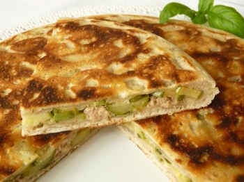 Focaccia integrale cotta in padella, con zucchine, tonno e parmigiano