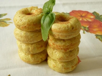 Donuts salati con  farina integrale, curry e lievito madre
