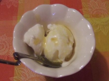 gelato allo yogurth greco e salsa alle pesche