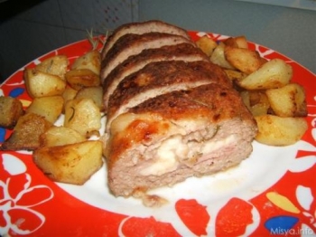 Polpettone di carne con contorno di patate al forno