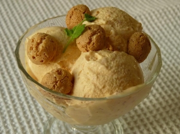 Gelato all'albicocca e amaretti