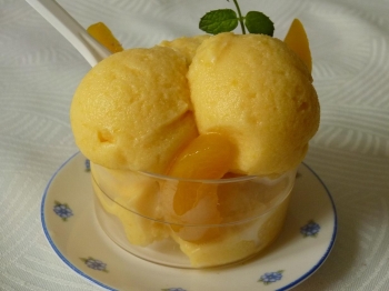 Gelato alle pesche sciroppate